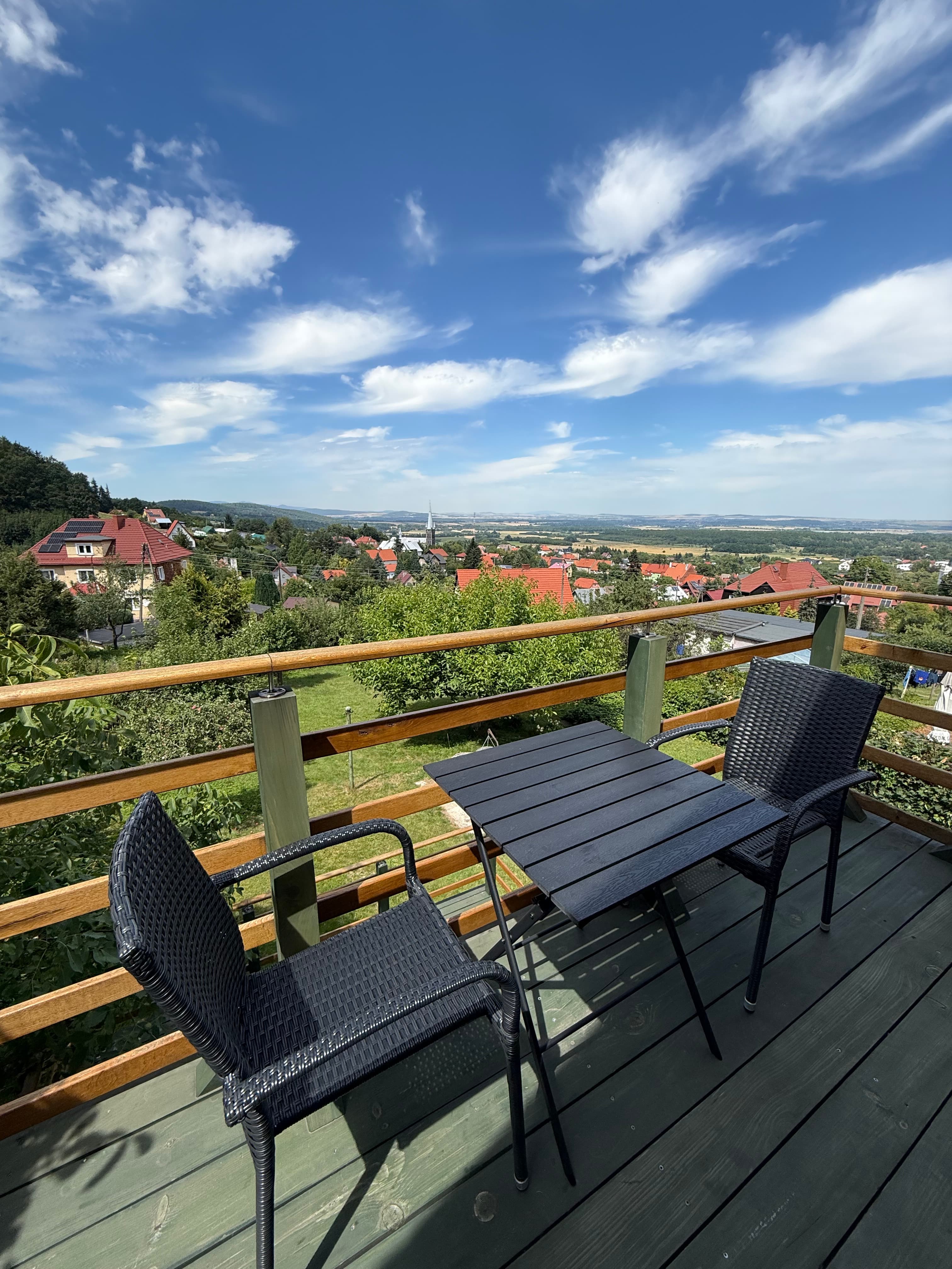 Widok z balkonu Willa Kresówka ze stolikiem i panoramą Złotego Stoku